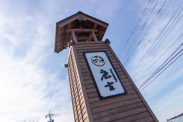 本社直売施設のシンボル的な存在になる梵鐘は桜川市小田部鋳造製