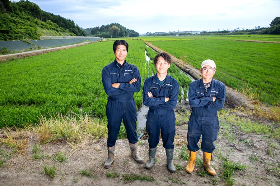ほ場を管理するスタッフ