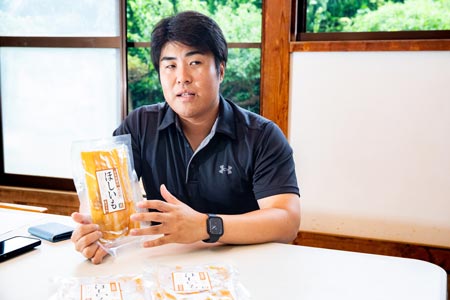 農園の中心である小見陽介さん